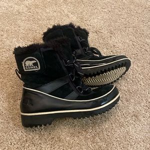 Sorel black boots winter size 8 good condition grips ice snow waterproof women